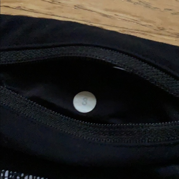 Lululemon Top Speed Shorts - Picture 4 of 4